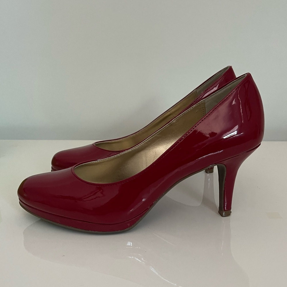 Kelly & Katie Glossy Burgundy Heels - Picture 4 of 7